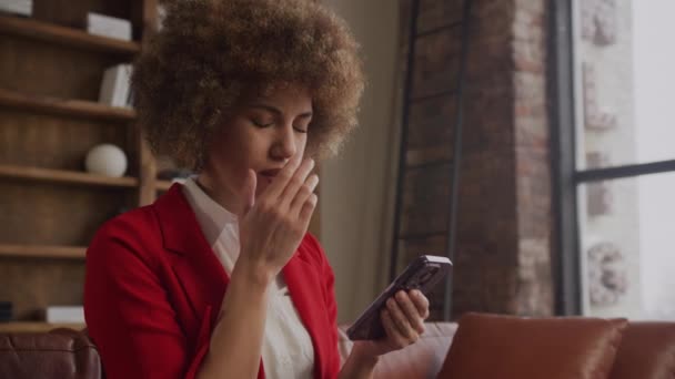 Affärskvinna Rött Ser Bekymrad När Läser Ett Meddelande Sin Telefon — Stockvideo