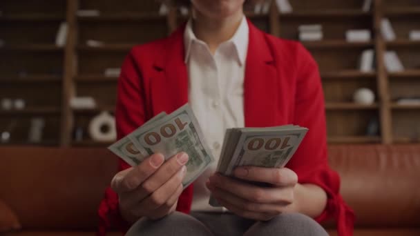 不认识的穿红衫的人 算计美元钞票 财务成功的概念 — 图库视频影像