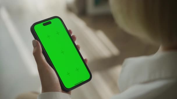 Close Van Een Smartphone Met Een Groen Chroma Toetsenbord Hand — Stockvideo
