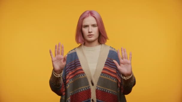 ピンクの髪のジェスチャーが彼女の手で停止する女性 — ストック動画