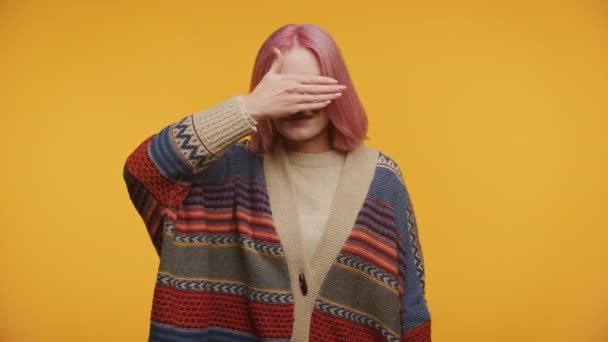 Ροζ Μαλλιά Γυναίκα Καλύπτει Πρόσωπό Της Χέρι Μοτίβο Πουλόβερ Κίτρινο — Αρχείο Βίντεο