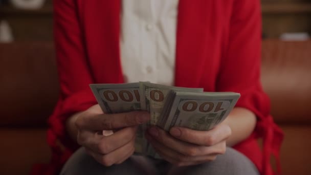 Yüz Dolarlık Banknotları Tutan Ellerin Yakın Çekimi — Stok video