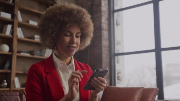穿着红色夹克的快乐的职业女性使用电话 — 图库视频影像