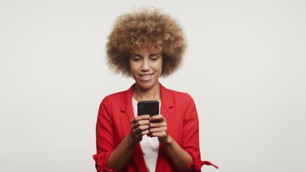 Junge Frau Blickt Konzentriert Auf Ihren Smartphone Bildschirm Trägt Rote — Stockvideo