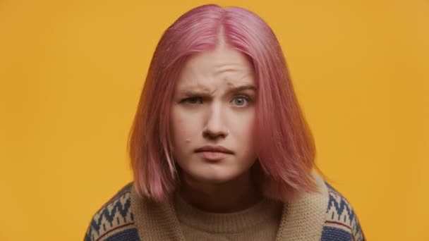 Retrato Uma Jovem Mulher Com Cabelo Rosa Mostrando Uma Expressão — Vídeo de Stock