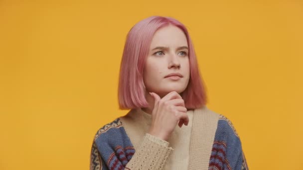 Młoda Kobieta Pastelowymi Różowymi Włosami Patrząca Bok Zagubiona Myślach Żółtym — Wideo stockowe