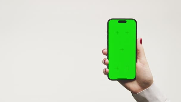 手持带有彩色键绿色屏幕的智能手机的特写镜头 适用于应用程序或网站模拟 — 图库视频影像