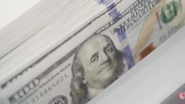 Крупный План Стопки Банкнот 100 Долларов Сша Валютном Счетчике — стоковое видео