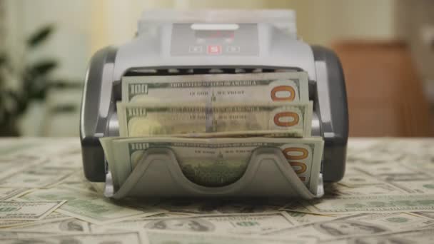 お金のベッドに100ドルの請求書が付いているカウントマシン — ストック動画