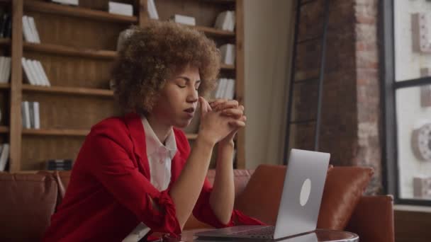 Mulher Focada Blazer Vermelho Contemplando Enquanto Trabalhava Laptop — Vídeo de Stock