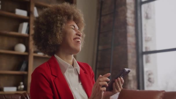 Smiling Woman Enjoying Content Phone — Stock Video