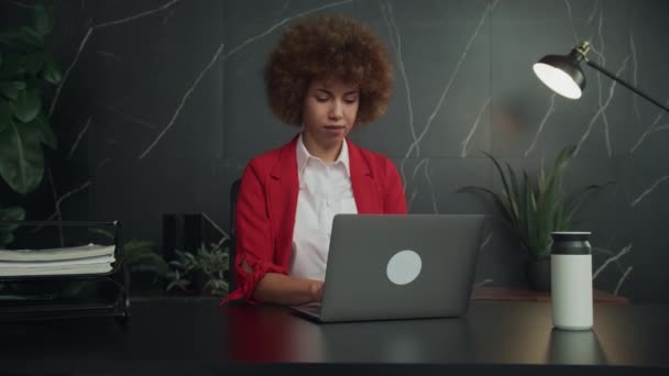 Skupiona Bizneswoman Pracująca Laptopie Nowoczesnym Biurze Nocy — Wideo stockowe
