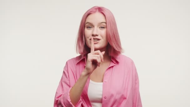 Jonge Vrouw Met Roze Haar Gebaren Stilte — Stockvideo