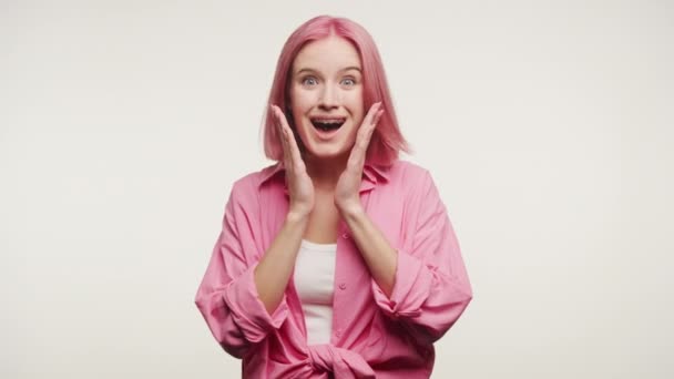 Optymistyczna Różowłosa Kobieta Chwytająca Się Ręce Oczekiwaniu Białe Tło — Wideo stockowe