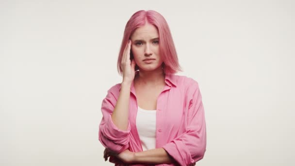 Woman Pink Shirt Feeling Uneasy White Backdrop — Stock Video