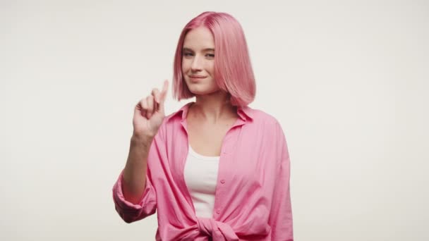 Mladá Žena Zářivě Růžovými Vlasy Gestikulující Varování Růžová Košile Bílá — Stock video