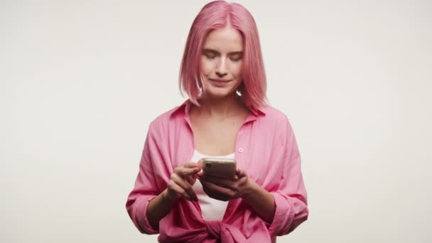 Žena Růžovými Vlasy Růžové Košili Vypadá Stresu Bílém Pozadí — Stock video