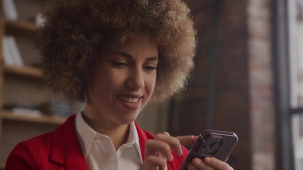 Joyeux Jeune Entrepreneur Avec Les Cheveux Bouclés Utilisant Smartphone Dans — Video