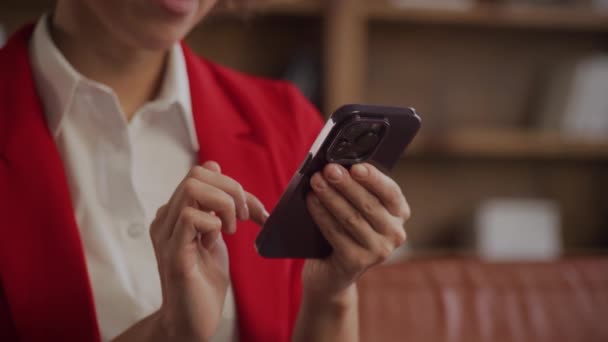 Детальный Снимок Профессиональной Женщины Красной Куртке Помощью Смартфона Фокусирующейся Экране — стоковое видео