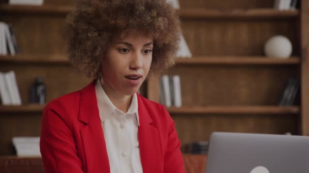 Έκπληξη Businesswoman Reading Message Laptop Στο Σύγχρονο Περιβάλλον Γραφείου — Αρχείο Βίντεο