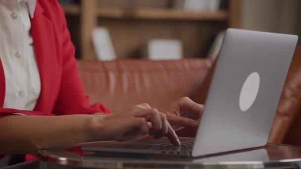 ラップトップのキーボードにタイピングする女性の手のクローズアップビュー オフィス設定で生産性とビジネスコミュニケーションを示す — ストック動画