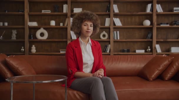 Kırmızı Ceketli Gülümseyen Genç Kadını Modern Ofiste Başparmak Kaldırıyor — Stok video