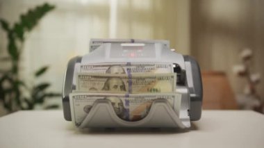 Otomatik fatura sayma makinesi 100 dolarlık banknotları işliyor