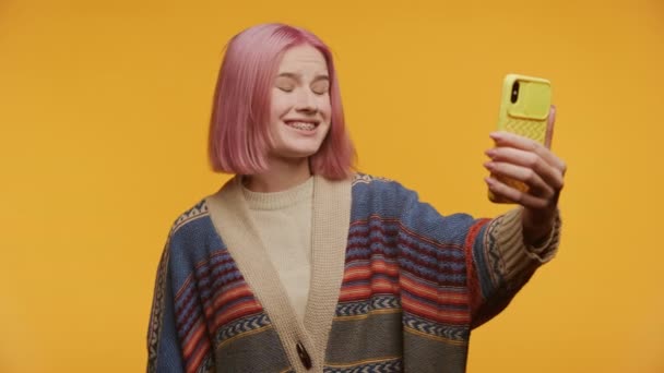 Uśmiechnięta Młoda Kobieta Różowymi Włosami Angażująca Się Rozmowę Wideo Emanująca — Wideo stockowe