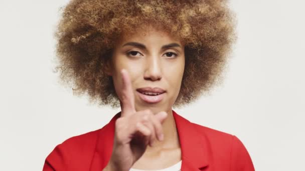 Gros Plan Une Femme Aux Cheveux Bouclés Posant Doigt Sur — Video