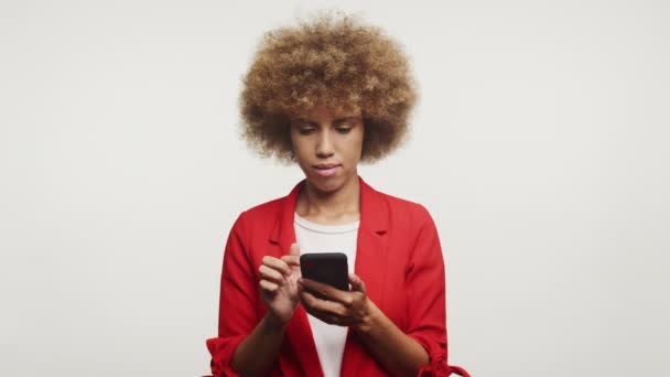 Donna Affari Concentrata Blazer Rosso Attentamente Utilizzando Suo Smartphone Possibilmente — Video Stock