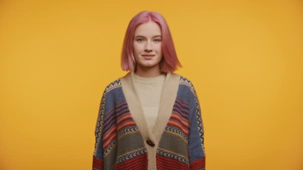 Estudante Moda Com Cabelo Rosa Suéter Bege Casaco Colorido Contra — Vídeo de Stock