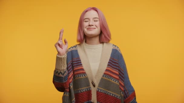 Рожева Волохата Жінка Смугастому Кардигані Дає Знак Бажання Сонячно Жовтим — стокове відео