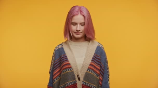 Mladá Žena Růžovými Vlasy Kývající Hlavu Dohodě Žlutém Pozadí — Stock video