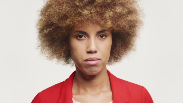 Femeie Tânără Intensă Păr Cret Într Jachetă Roșie Uitându Aspru — Videoclip de stoc