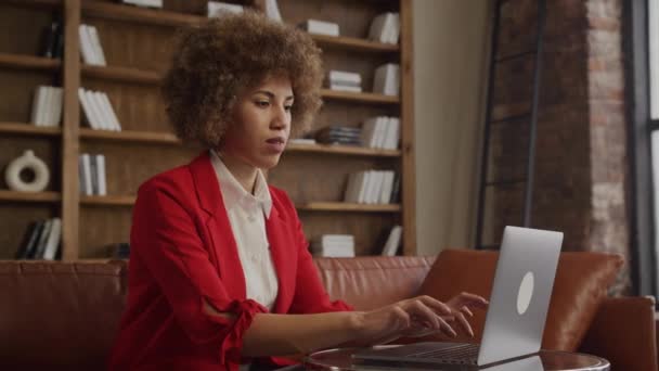 Mujer Profesional Con Pelo Rizado Utilizando Ordenador Portátil Concentrándose Trabajo — Vídeos de Stock