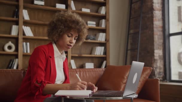 Woman Making Notes Video Call Using Laptop Στοχαστική Γυναίκα Σγουρά — Αρχείο Βίντεο