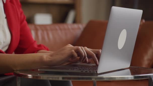 Close Uma Mulher Negócios Mãos Digitando Teclado Laptop — Vídeo de Stock