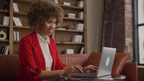 Mulher Sorridente Blazer Vermelho Trabalhando Laptop Escritório Elegante Loft — Vídeo de Stock