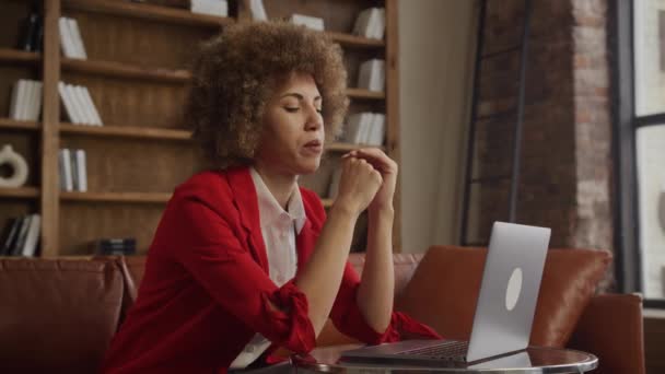 Thoughtful Businesswoman Red Blazer Focused Laptop Loft — Stock Video
