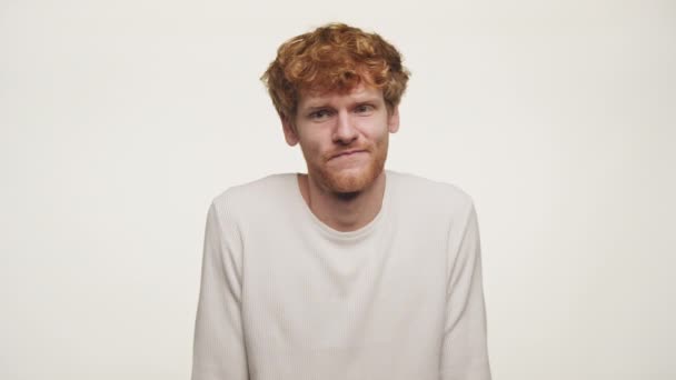 Kafası Karışmış Genç Kızıl Saçlı Bir Adam Belirsizlik Içinde Omuzlarını — Stok video