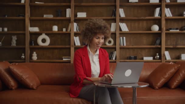 Egy Afro Amerikai Göndör Hajjal Piros Blézert Visel Egy Laptopon — Stock videók