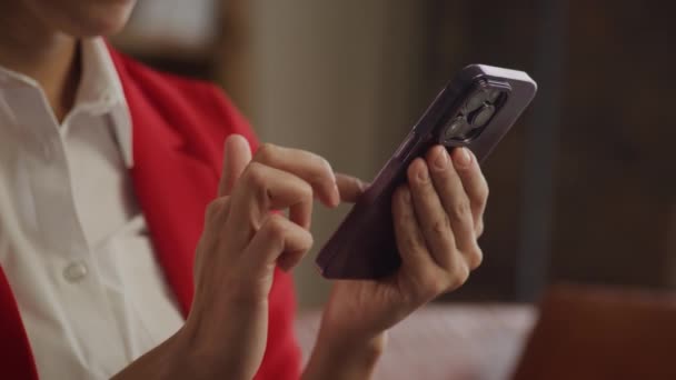 Dettaglio Delle Mani Una Donna Affari Che Utilizza Uno Smartphone — Video Stock