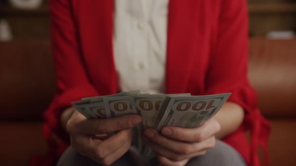 妇女手算100美元钞票 金融和经济概念的特写形象 — 图库视频影像