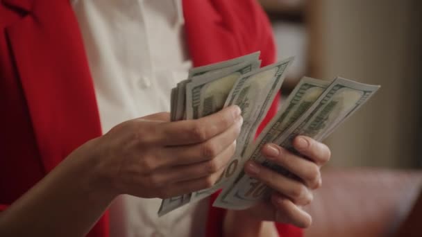 Bir Kadınının Eli Yüzlük Banknotları Sayıyor Kurumsal Bir Çevrede Finansal — Stok video