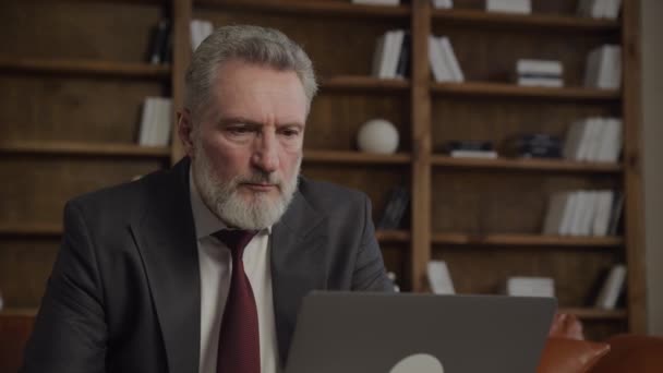 Starší Podnikatel Soustředí Notebook Pracuje Moderní Kanceláři — Stock video