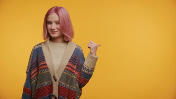 Joven Adulto Alegre Con Pelo Rosa Pastel Suéter Colorido Apuntando — Vídeos de Stock