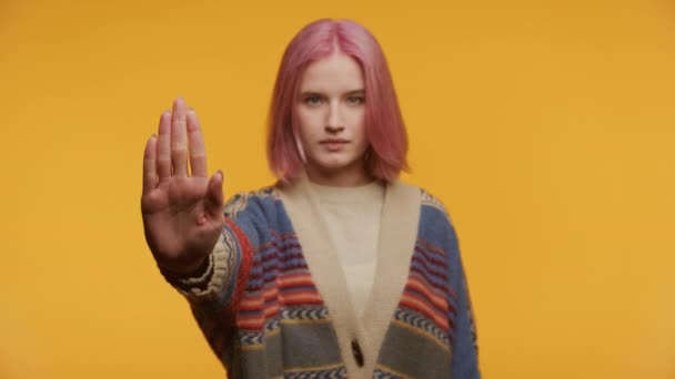Μια Αποφασισμένη Νεαρή Γυναίκα Ροζ Μαλλιά Απλώνει Χέρι Της Μια — Αρχείο Βίντεο