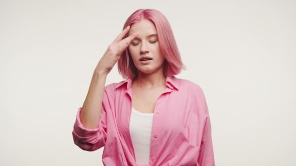 Mujer Joven Pensativa Con Pelo Rosa Mirando Hacia Abajo Mano — Vídeo de stock