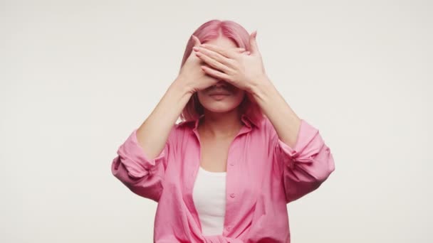 Jonge Vrouw Roze Shirt Die Haar Ogen Bedekt Met Handen — Stockvideo