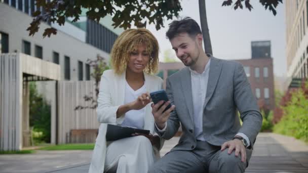 Dva Profesionálové Muž Žena Pozorně Diskutují Informacích Mobilním Telefonu Venku — Stock video